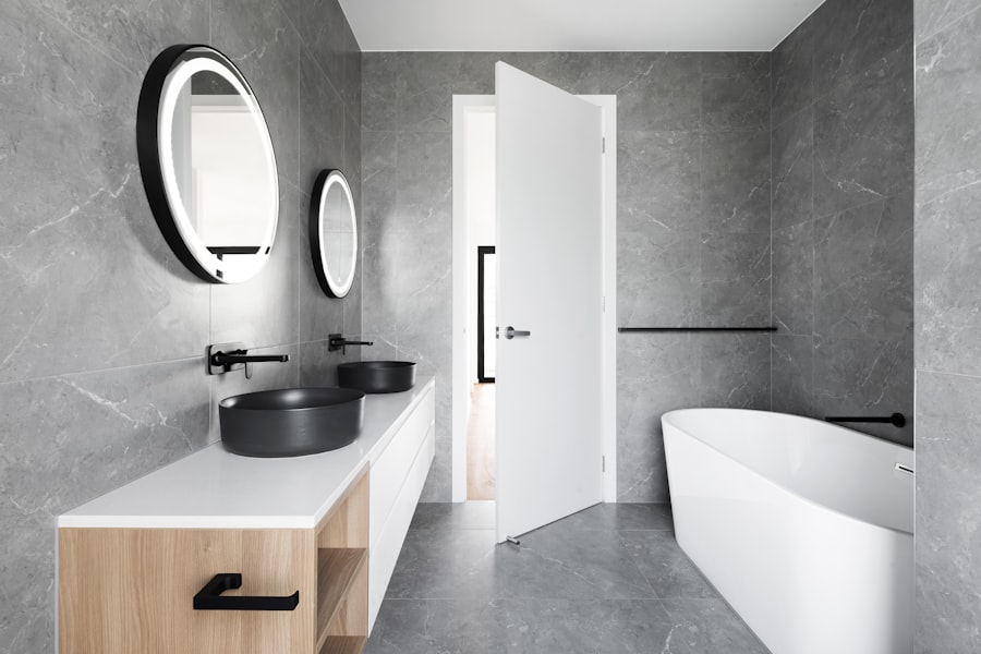 Parede com acabamento em microcimento cinzento